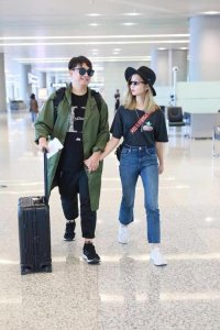 黄磊全家出游,多多满头金发,与爸爸“十指紧扣”像个小情人