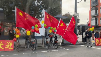 旧金山机场一路上都是五星红旗