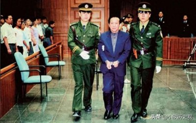 成克杰生前爱写书法,留下许多作品,死后葬在广西老家,墓地简朴