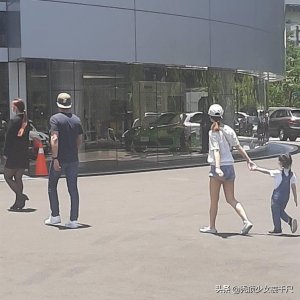 林心如霍建华一家三口逛街被偶遇,小海豚身高到妈妈腰部背影可爱