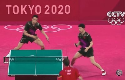 许昕把球打到马龙背上 龙队吓得缩成一团 网友:历史总是如此的相似