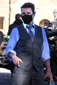 阿汤哥片场发飙后续:重金买机器人巡逻防疫!网友:不愧是他