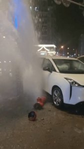 武汉一小车失控冲撞两车后撞断消火栓,水柱喷出近两层楼高