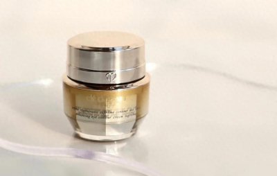 ​能深层补水和淡化细纹的眼霜推荐：去除黑眼圈，令肌肤柔滑细致