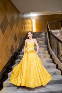 ​32岁李海娜气质堪比超模！肤白貌美大长腿，美得像十八岁少女