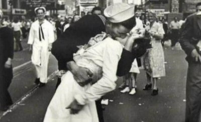 胜利之吻:他们接吻的照片传遍全世界,却一生再没见过面