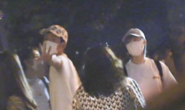 感情稳定!井柏然搂刘雯细腰深夜会友聚餐