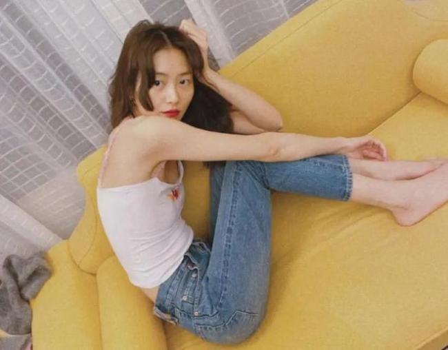 感情稳定!井柏然搂刘雯细腰深夜会友聚餐