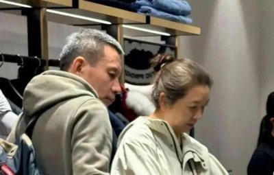 57岁江珊和老公韩国逛街被偶遇,背超大购物袋满头白发