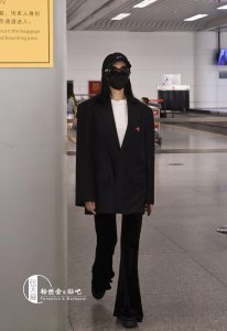 张天爱是穿了男装吗?全套黑色西装,上衣大的不止一点点