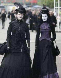 我们一起到中世纪的欧洲走走,看看哥特风格服装