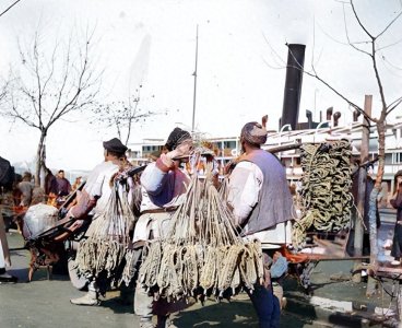 ​晚清上色老照片：婉容皇后出门前拥后蔟，清宫嫔妃没一个好看的