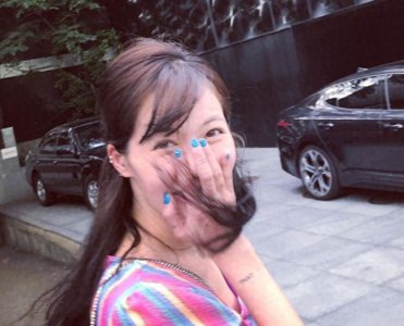 有种“整容”叫金泫雅素颜,像老了10岁,网友:邻居家大婶吧