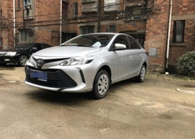 小伙买了一辆丰田威驰,开了一个月就后悔想转手,老婆却爱不释手