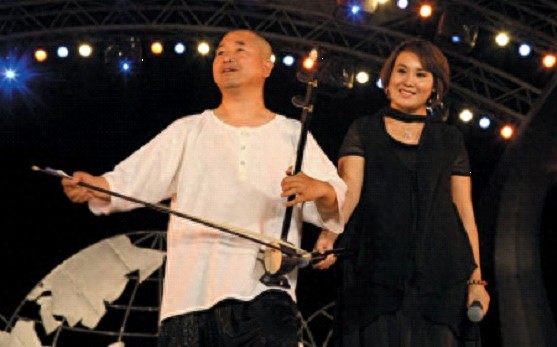 王小利全家近照,二婚妻子年轻貌美,23岁儿子帅气继承父业