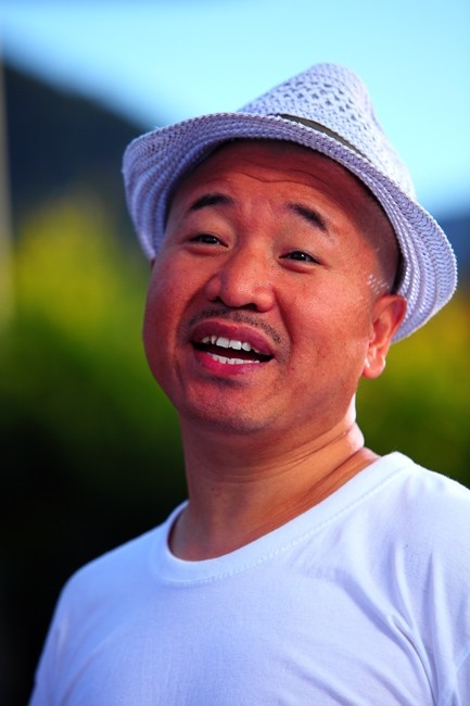 王小利全家近照,二婚妻子年轻貌美,23岁儿子帅气继承父业