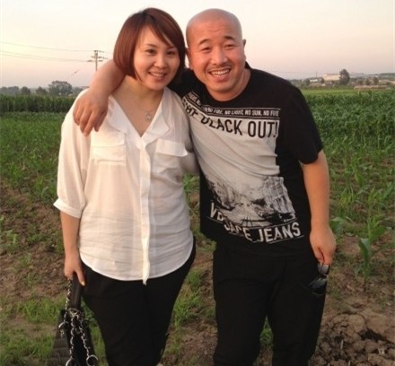 王小利全家近照,二婚妻子年轻貌美,23岁儿子帅气继承父业