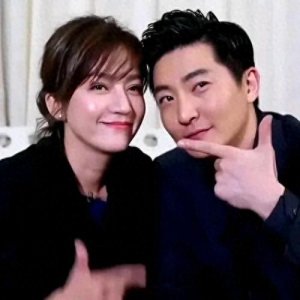 “老男孩”郭京飞:闪婚鲍莉17载,宠妻如宝,一家三口幸福满溢