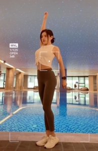 ​主持人伊一身材好辣！小鸟腿似有1米2，在朱丹后成浙江台一姐