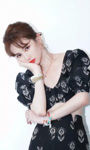 美女明星路晨写真美图,鲜眉亮眼,美丽动人