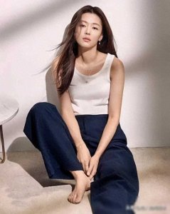 全智贤身高174厘米,韩知名影视演员、模特,身材高挑,气质