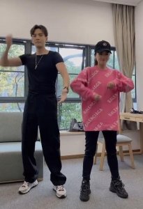 小李琳与经超跳舞,夫妻俩默契十足身高差萌,网友:经超舞姿妖娆