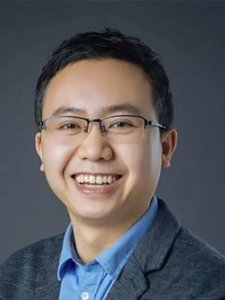 一位牛人,他是抖音公司的老板梁汝波,据估计身价已超146亿。