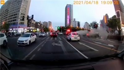 驻马店一路口发生惨烈车祸致1死3伤,地面车辆摩擦痕迹长达十数米