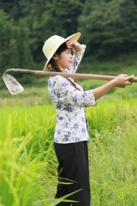 留守女人带娃,是否会出轨?3个女人说出实话