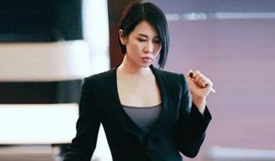 性感女神余男现身红毯,打扮时尚个性网友直呼看不懂,官宣婚讯