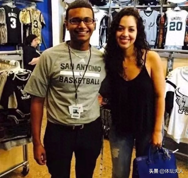 伦纳德为人低调,妻子也是个普通的人!如今有了小棉袄!