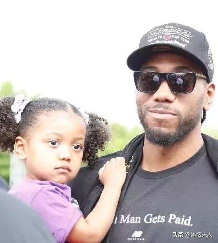 伦纳德为人低调,妻子也是个普通的人!如今有了小棉袄!