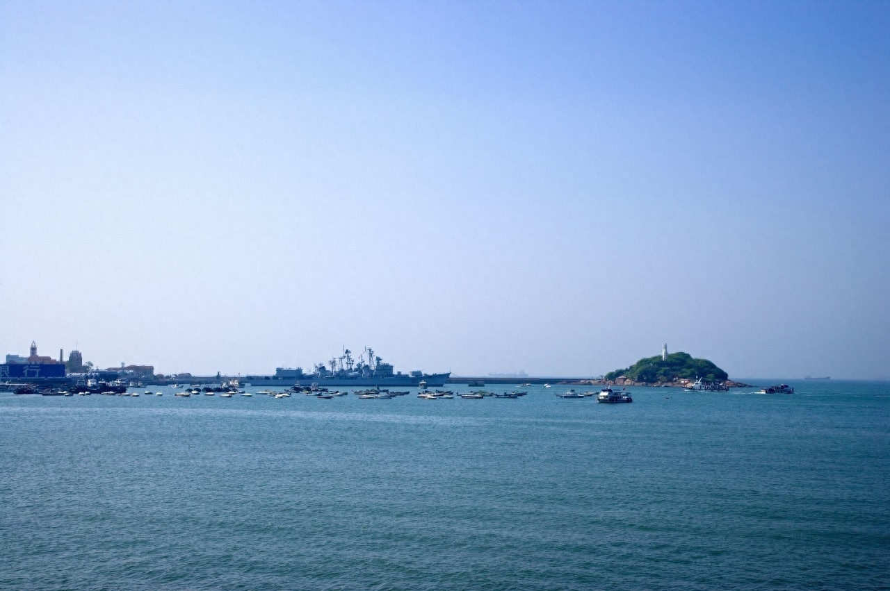 小青岛因其形状如同一把古琴，有“琴岛”之称，很多游客备受喜欢