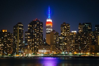 帝国大厦是美国纽约的地标建筑物之一,是纽约市的旅游景点之一