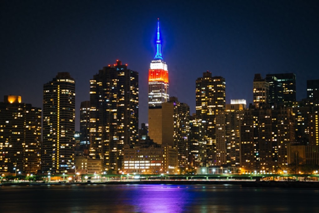 帝国大厦是美国纽约的地标建筑物之一，是纽约市的旅游景点之一