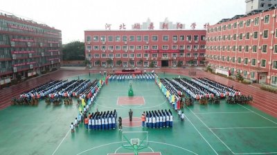 ​分列式开始！河北磁县朝阳学校新生军训展演“兵味儿”十足