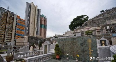 女子花4600万买别墅,墙外居然有十多个坟头?如此坟景房能住吗?