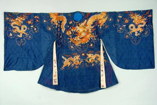 北京挖出干尸, 穿大清龙袍是明朝发髻, 有人说他是韦小宝?!