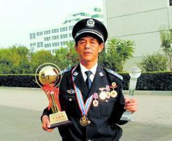 北京挖出干尸, 穿大清龙袍是明朝发髻, 有人说他是韦小宝?!