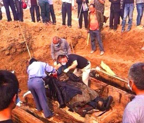 北京挖出干尸, 穿大清龙袍是明朝发髻, 有人说他是韦小宝?!