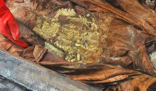 北京挖出干尸, 穿大清龙袍是明朝发髻, 有人说他是韦小宝?!