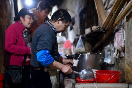 九襄古镇,曾是汉源县政府所在地,待到山花烂漫时漫山遍野雪花飞