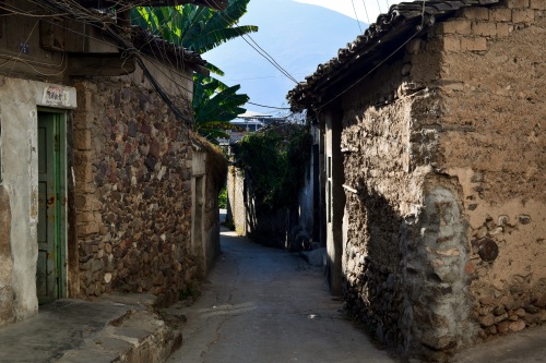 九襄古镇,曾是汉源县政府所在地,待到山花烂漫时漫山遍野雪花飞
