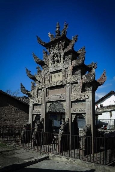 九襄古镇,曾是汉源县政府所在地,待到山花烂漫时漫山遍野雪花飞