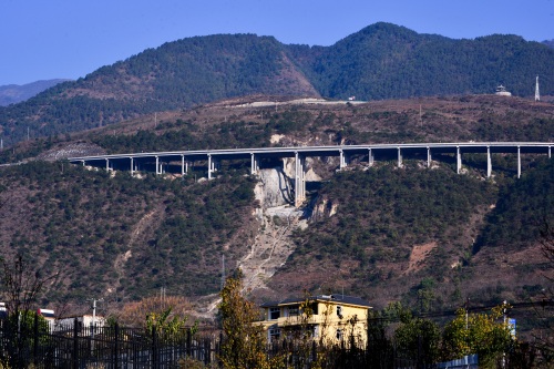 九襄古镇,曾是汉源县政府所在地,待到山花烂漫时漫山遍野雪花飞