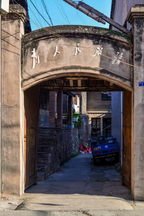 九襄古镇,曾是汉源县政府所在地,待到山花烂漫时漫山遍野雪花飞