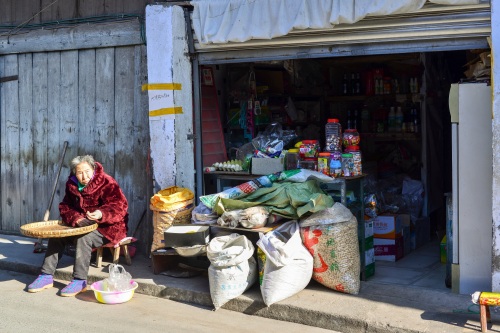 九襄古镇,曾是汉源县政府所在地,待到山花烂漫时漫山遍野雪花飞