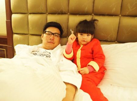 李湘女儿的亲生父亲是谁 李湘女儿爸爸