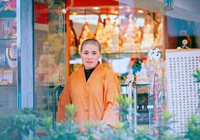 “风流尼姑”开豪车住豪宅,与两个和尚结婚,暴露后称是自我牺牲