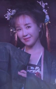 傅艺伟消失3年首晒照,法令纹难挡显老态,离异后曾吸毒被抓